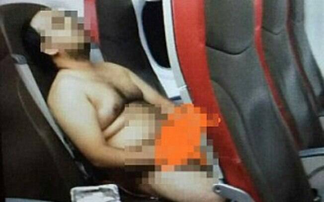 Testemunhas dizem que durante voo, o rapaz  tirou a roupa aleatoriamente, pegou o notebook e começou a se masturbar 