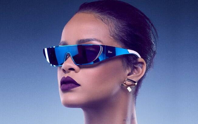 Rihanna faz montagens com a cabeça da Rainha da Inglaterra e é detonada nos comentários das publicações