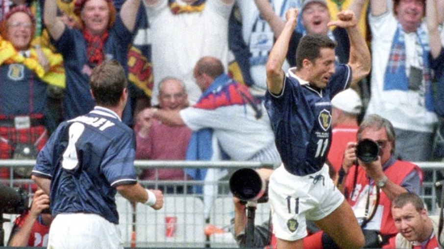 John Collins celebrando o gol de empate da Escócia contra o Brasil, na Copa do Mundo de 1998