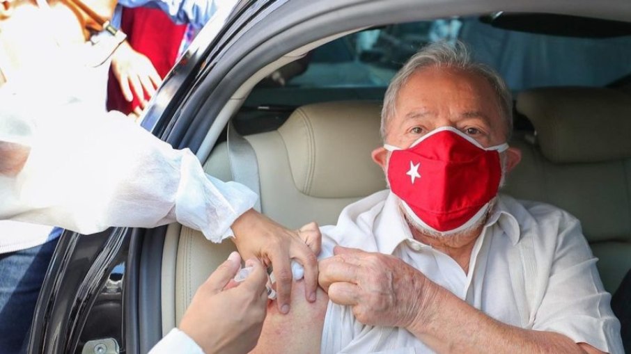 Lula tomando vacina contra a Covid-19