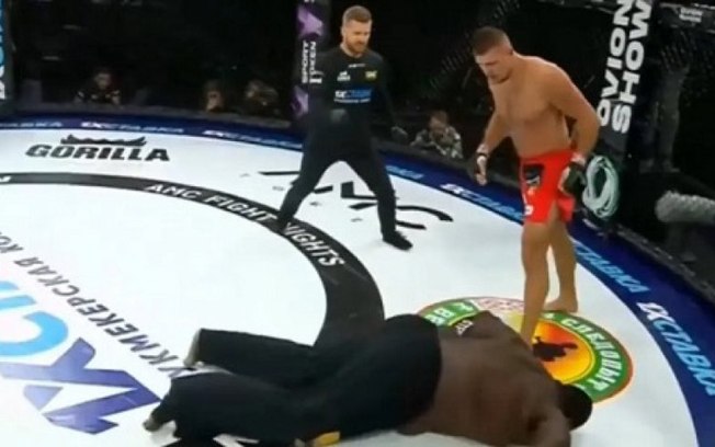 Brasileiro é atrapalhado por regra bizarra e sofre nocaute brutal em duelo de MMA em Belarus