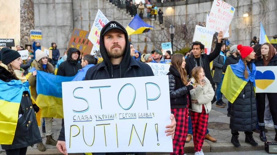 Manifestantes em um protesto contra a Guerra da Ucrânia em frente à ONU