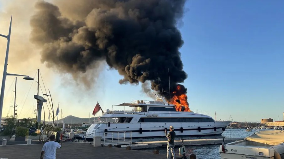 Fumaça preta saiu da embarcação de luxo