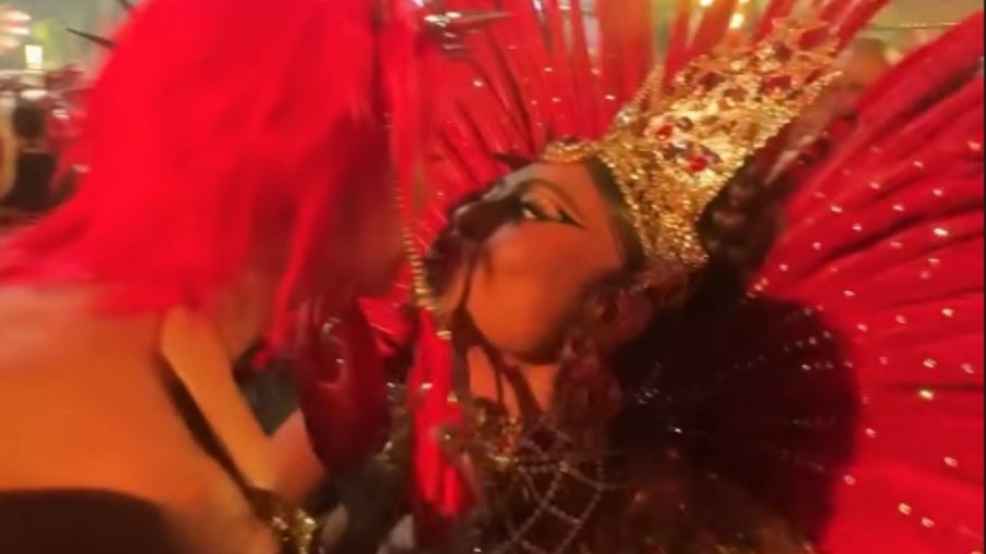 Sabrina Sato dá selinho em atriz