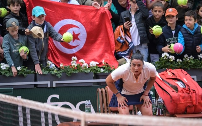 A tunisiana Ons Jabeur comemora após vencer a dinamarquesa Clara Tauson nas oitavas de final do torneio de Roland Garros na quadra Suzanne-Lenglen, em Paris, em 2 de junho de 2024.