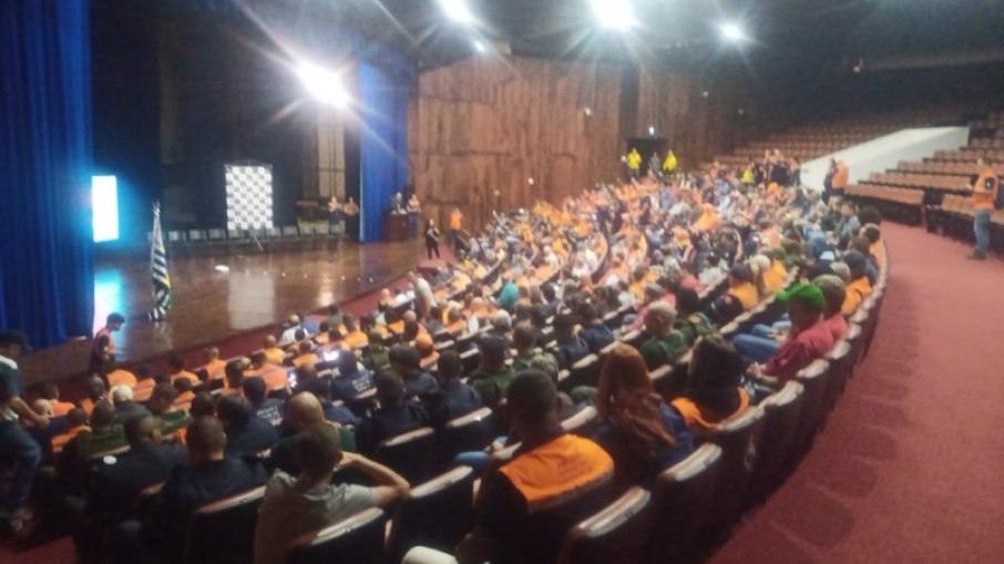 Participantes receberam treinamento teórico e prático sobre técnicas de combate ao fogo Participantes receberam treinamento teórico e prático sobre técnicas de combate ao fogo