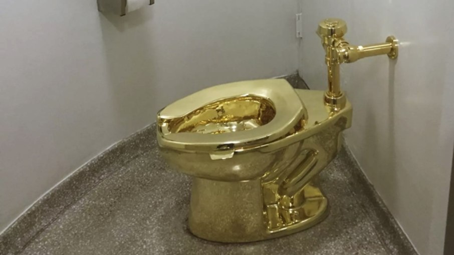 A peça de ouro, que estava exposta e podia ser utilizada pelos visitantes do palácio A peça de ouro, que estava exposta e podia ser utilizada pelos visitantes do palácio