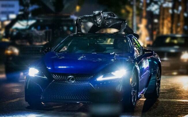 Lexus LC é outro carro que chamou atenção nos filmes da Marvel com o personagem Pantera Negra em cima da capota