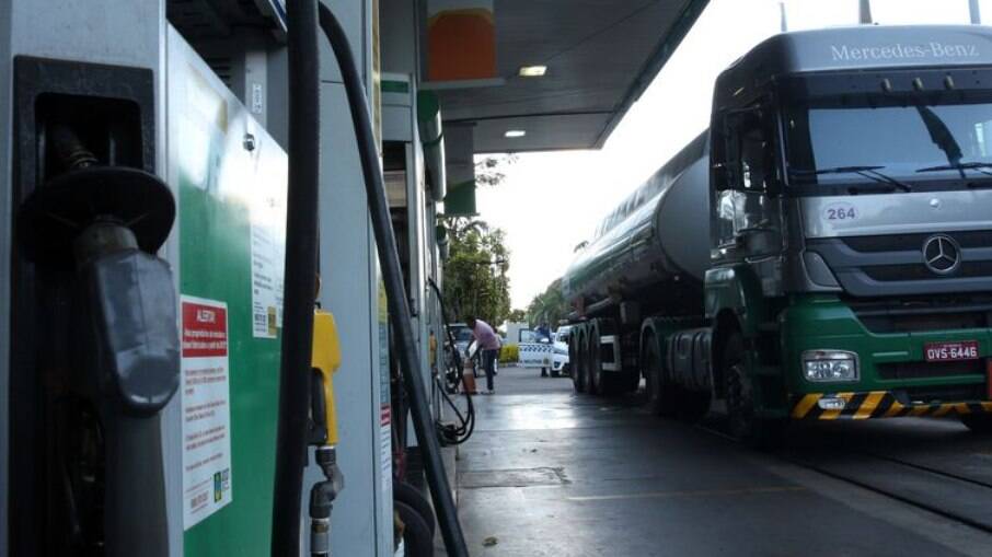Por pressão de caminhoneiros, Bolsonaro tenta aprovar alterações no ICMS para combustíveis