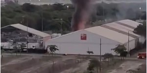 Incêndio atinge galpão no Riocentro e mobiliza bombeiros