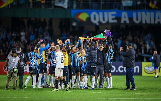 Jogadores do Grêmio agradecem presença da torcida em retorno aos gramados, no duelo com o The Strongest pela Libertadores, no Couto Pereira