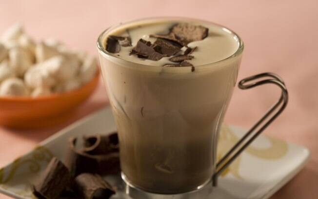 A receita de creme de café com chocolate leva quinze minutos e rende quatro porções. Veja o passo a passo