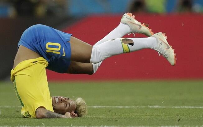Meião de Neymar rasgou durante disputa no primeiro tempo entre Brasil e Suíça, em Rostov