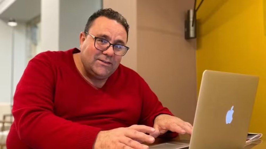 Cris Freitas - produtor de conteúdo, roteirista, editor e revisor Cris Freitas - produtor de conteúdo, roteirista, editor e revisor