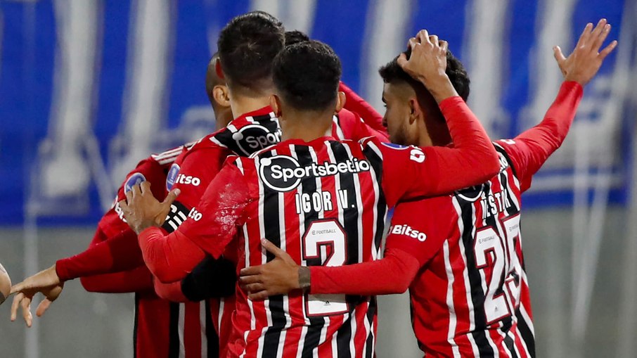São Paulo tem três jogadores expulsos, mas vence Católica por 4 a 2