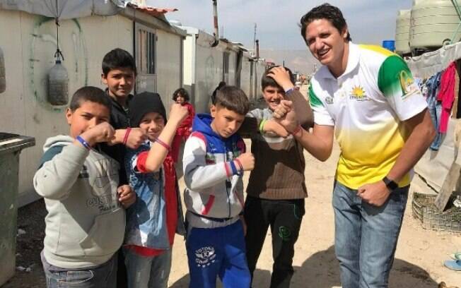 Pentacampeão Edmílson visitou crianças no Líbano e jogou futebol com elas