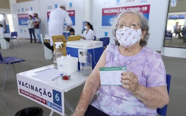 Campinas passa de 33 mil imunizados entre profissionais da saúde e idosos