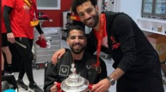 Salah leva ex-atleta com esclerose para celebrar título do Liverpool