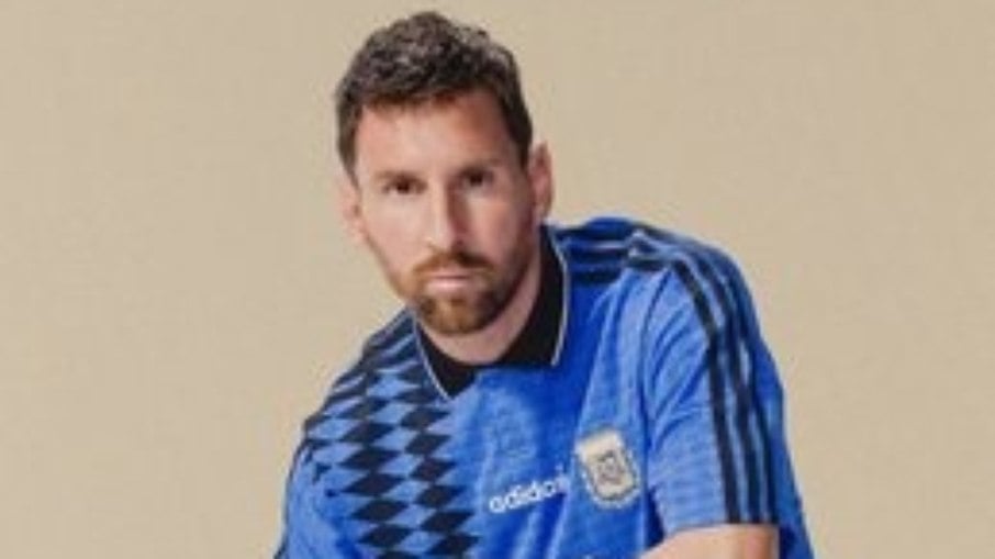 Messi presta homenagem a Maradona com camisa histórica