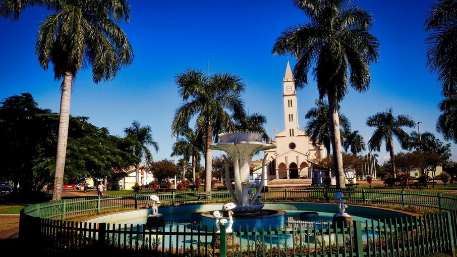 Igreja Matriz de Guaraci e Fonte Ornamental em Guaraci (SP)