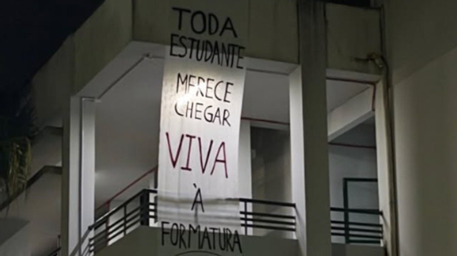 Manifestação aconteceu às 18h de segunda (10) na universidade, em Criciúma (SC) 
