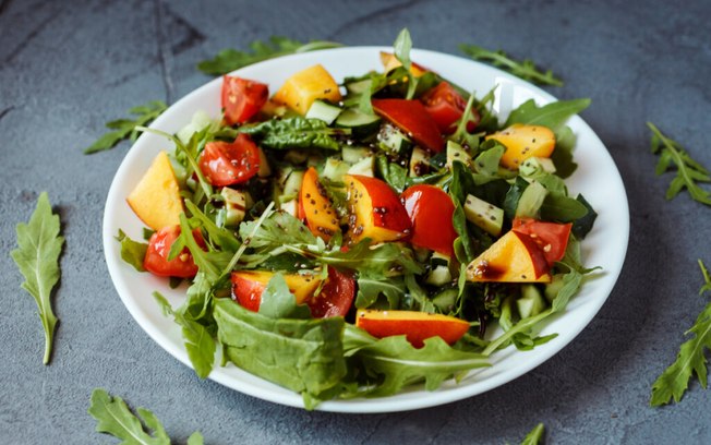 4 saladas termogênicas para ajudar a eliminar peso