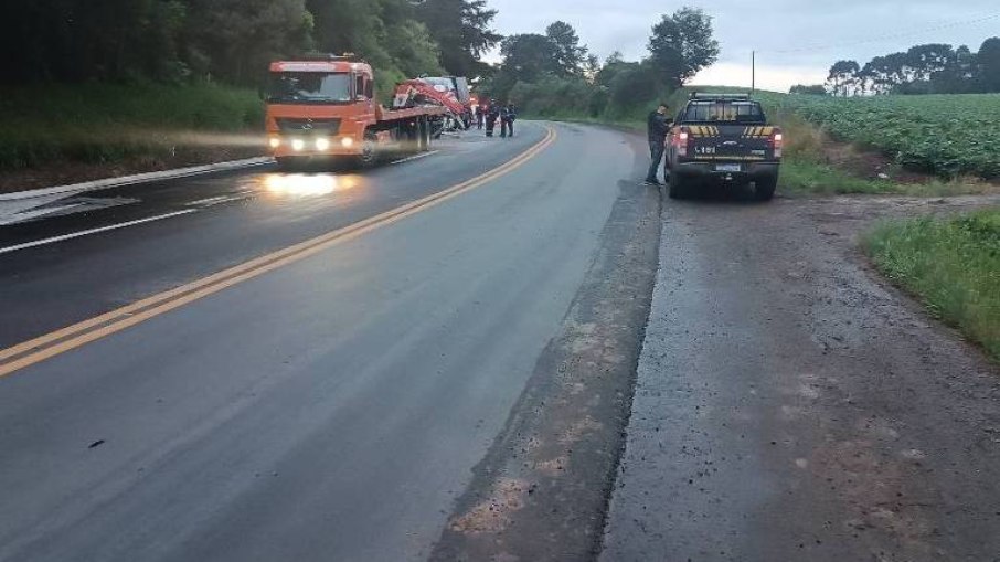 Acidente envolvendo ambulância na BR-476, em Paulo Frontin, no sul do Paraná, matou quatro pessoas; batida em caminhão ocorreu na noite desta quarta-feira (25)