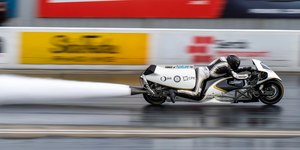 Moto a vapor impressiona ao alcançar 337 km/h em pista