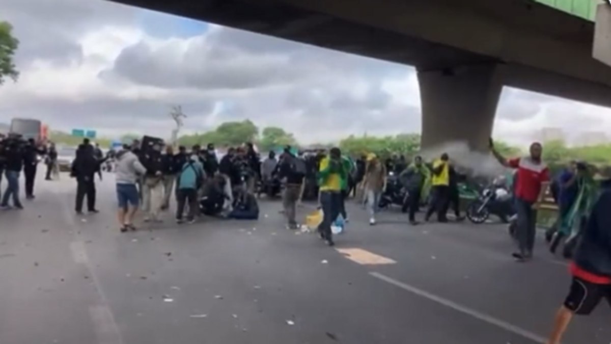 PM e PRF tentam controlar manifestantes na Hélio Smidt, em Guarulhos