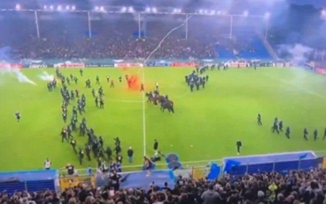 PETA reage a tumulto com cavalos e cães em jogo de rivais alemães PETA reage a tumulto com cavalos e cães em jogo de rivais alemães