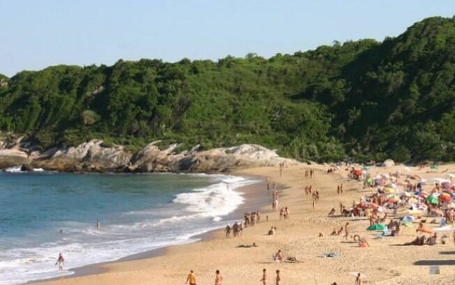 A Praia do Pinho faz parte do Balneário Camboriú e é considerada a primeira praia de naturismo do Brasil