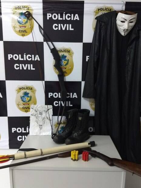 Polícia Civil de Goiás apreendeu máscara, capa, bota, arco e flecha, arma e munição na casa de adolescente de 17 anos