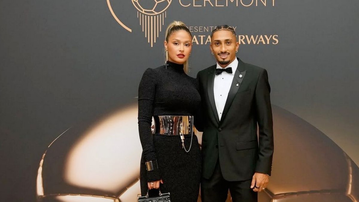 Raphinha e a esposa na premiação Raphinha e a esposa na premiação