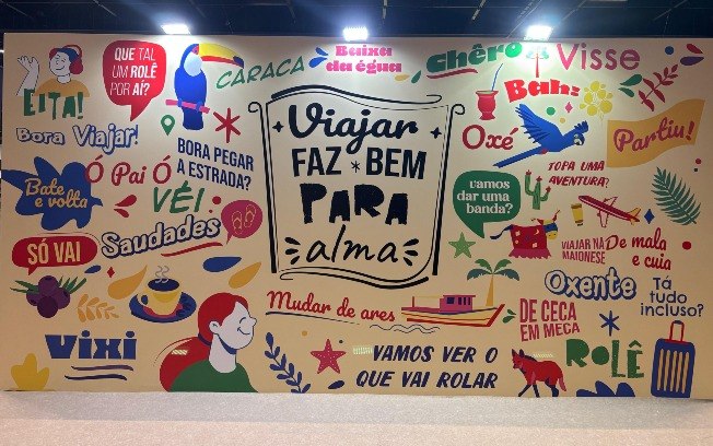 Painel decorativo no Salão do Turismo 2025, em São Paulo