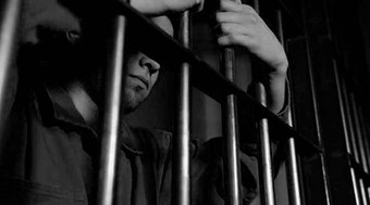 Médico é investigado de gravar pacientes nuas e armazenar pornografia infantil