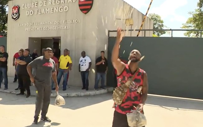 Torcedores do Flamengo fazem protestos com pipoca no Ninho