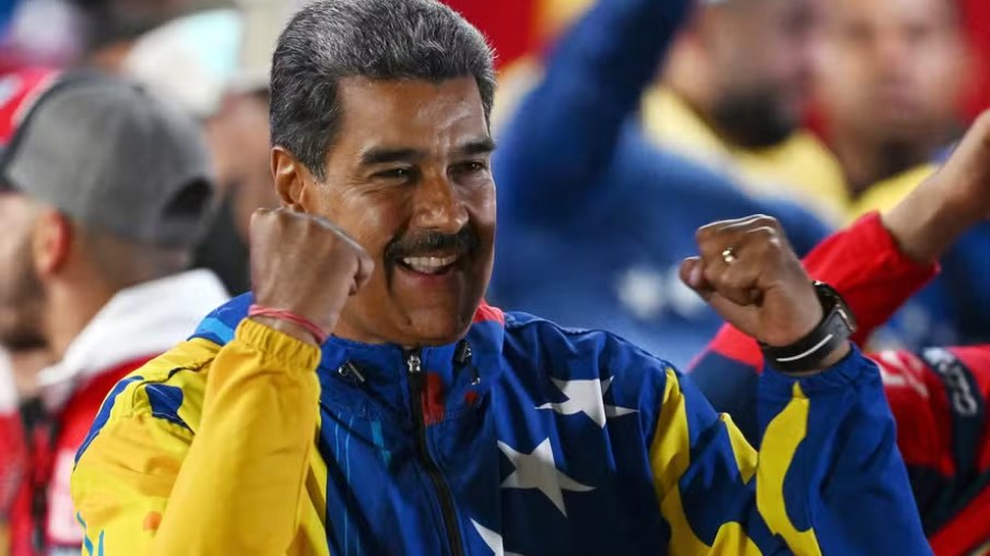 O presidente Nicolás Maduro se dirige a apoiadores reunidos em frente ao palácio presidencial de Miraflores depois que as autoridades eleitorais o declararam vencedor das eleições presidenciais na Venezuela 