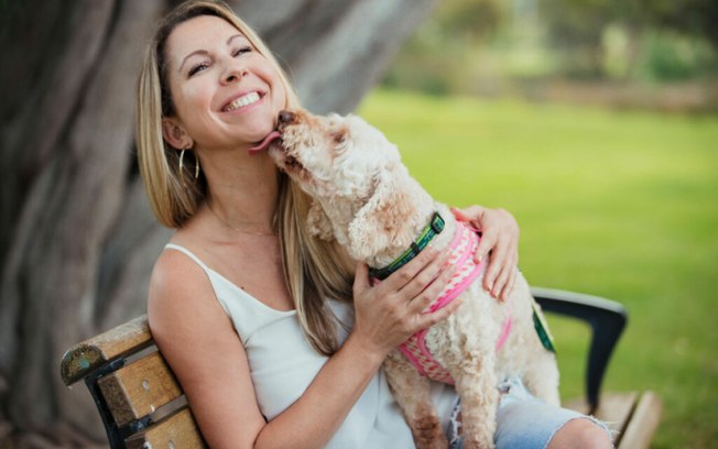 6 motivos pelos quais o cachorro lambe o tutor