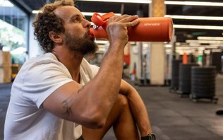 Top garrafas térmicas Stanley para enfrentar o calor do verão