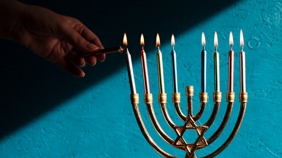 Chanukiá: É o candelabro usado na festa de Chanuká (Festa das Luzes). Possui 9 braços (oito para cada dia da festa e um nono braço central, usado para acender as demais velas).