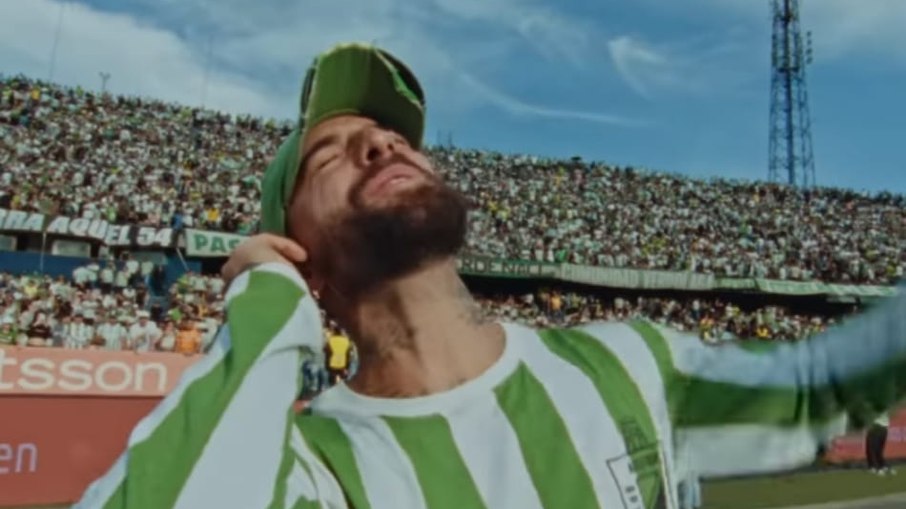 Maluna em cena do videclipe Loco x Volver Maluna em cena do videclipe Loco x Volver
