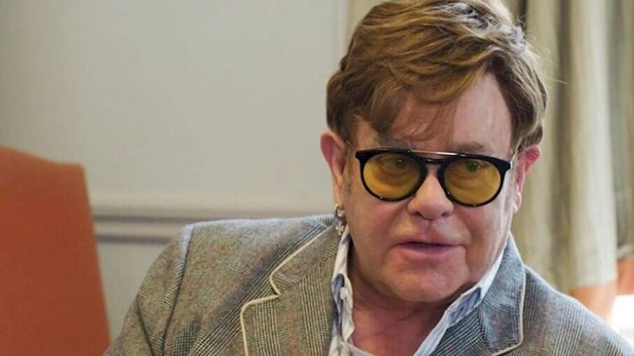 Elton John revela que foi impedido de adotar uma criança por ser gay