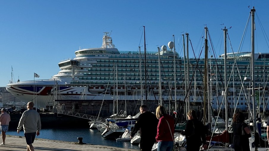 O navio MS Ventura da P&O Cruises, atracado no porto de A Coruña, na Espanha O navio MS Ventura da P&O Cruises, atracado no porto de A Coruña, na Espanha