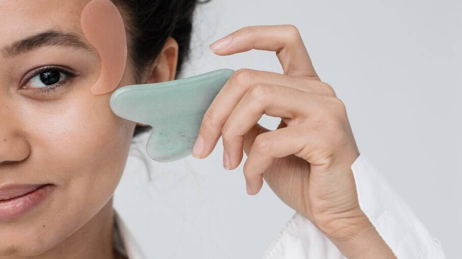 O gua sha e o jade rolle são perfeitos para serem utilizados gelados em uma massagem facial