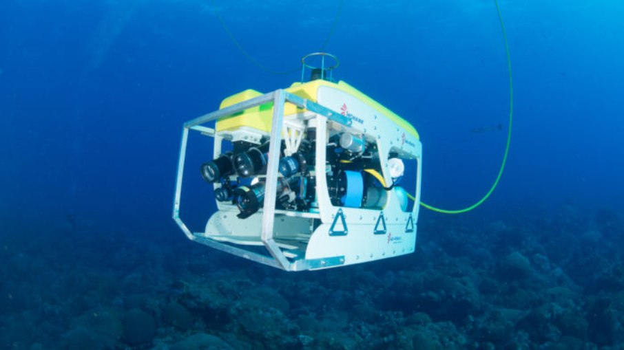ROVs (robôs submarinos controlados à distância)