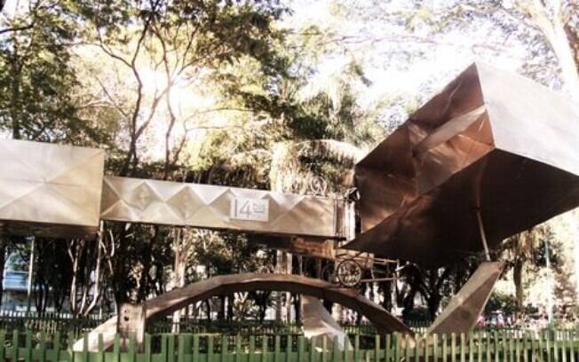 Parque Santos Dumont abriga réplica do avião 14 BIS