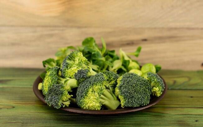 Brócolis tem fama de ter calorias negativas e ajuda na dieta, mas exagerar e ficar só em um alimento não vai te fazer perder peso