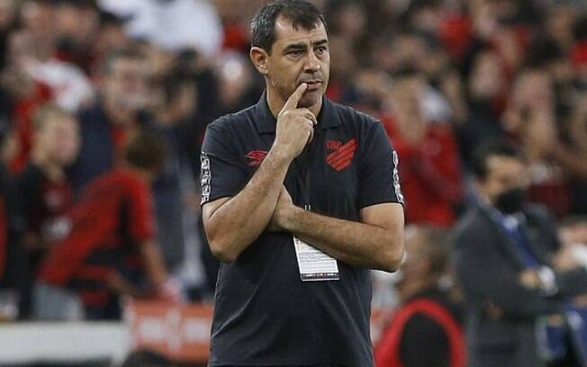 Carille é demitido do Athletico após goleada na Libertadores