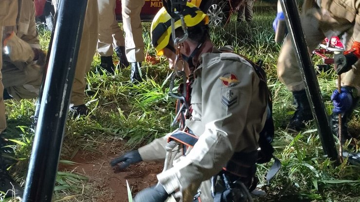 VÍDEO: bombeiros resgatam idoso de poço de esgoto em Goiás