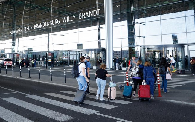 Aeroporto de Berlim alertou passageiros para esperas mais longas e possíveis atrasos um dia após ataque cibernético Aeroporto de Berlim alertou passageiros para esperas mais longas e possíveis atrasos um dia após ataque cibernético